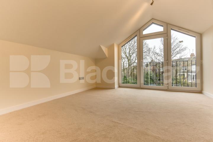 			Stunning Top Floor Property !, 2 Bedroom, 1 bath, 1 reception Apartment			 Forest Walk, Muswell Hill